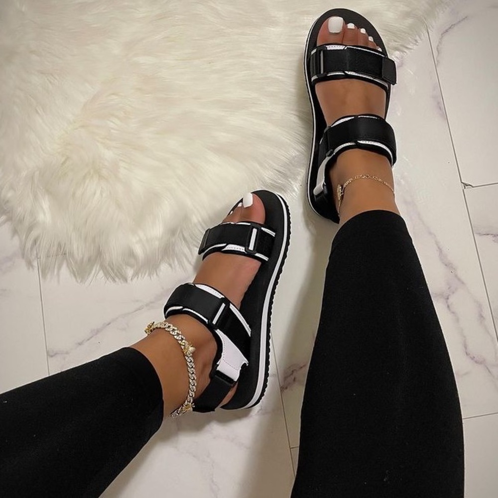 🔥New🔥 Suzanna Sandals- Black. “ Hot Sellers”